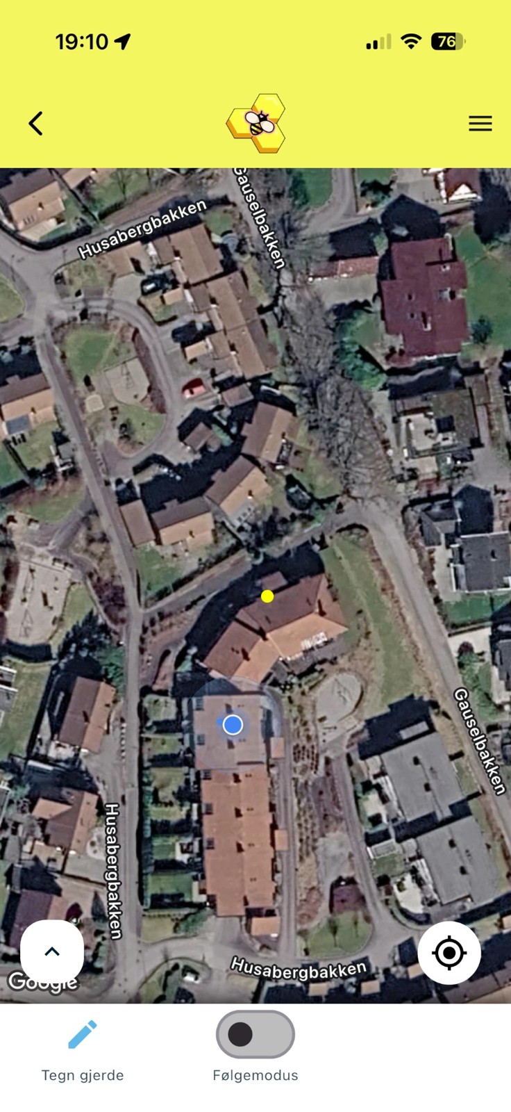 Beehive-appen viser satellittkart med digitalt gjerde, gul sensorprikk og knappene Tegn gjerde og Følgemodus